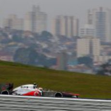 Hamilton busca el mejor tiempo de la Q3 en Interlagos