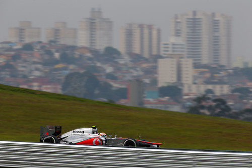 Hamilton busca el mejor tiempo de la Q3 en Interlagos