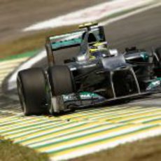 Nico Rosberg pilotando su Mercedes W03 en Interlagos