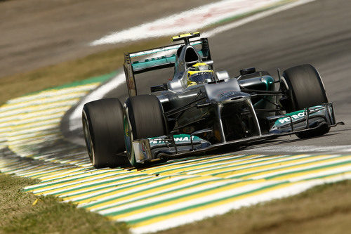 Nico Rosberg pilotando su Mercedes W03 en Interlagos