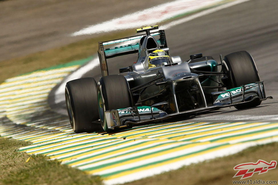 Nico Rosberg pilotando su Mercedes W03 en Interlagos