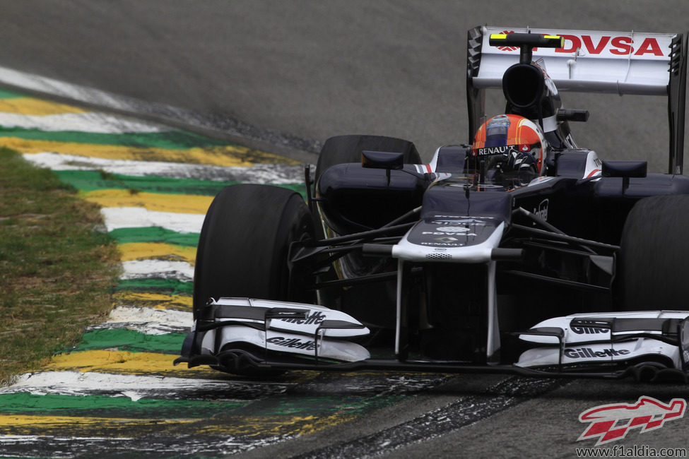 Bruno Senna sobre uno de los pianos del circuito de Interlagos