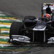 Bruno Senna sobre uno de los pianos del circuito de Interlagos