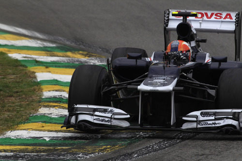 Bruno Senna sobre uno de los pianos del circuito de Interlagos