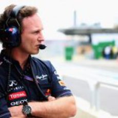 Christian Horner con gesto serio en el pit lane de Interlagos