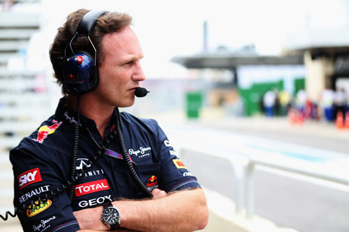 Christian Horner con gesto serio en el pit lane de Interlagos