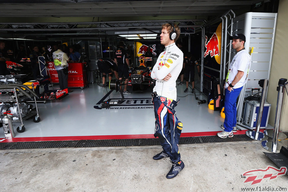 Sebastian Vettel se relaja con un poco de música antes de la clasificación