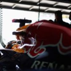 El Red Bull de Sebastian Vettel listo para salir a la clasificación