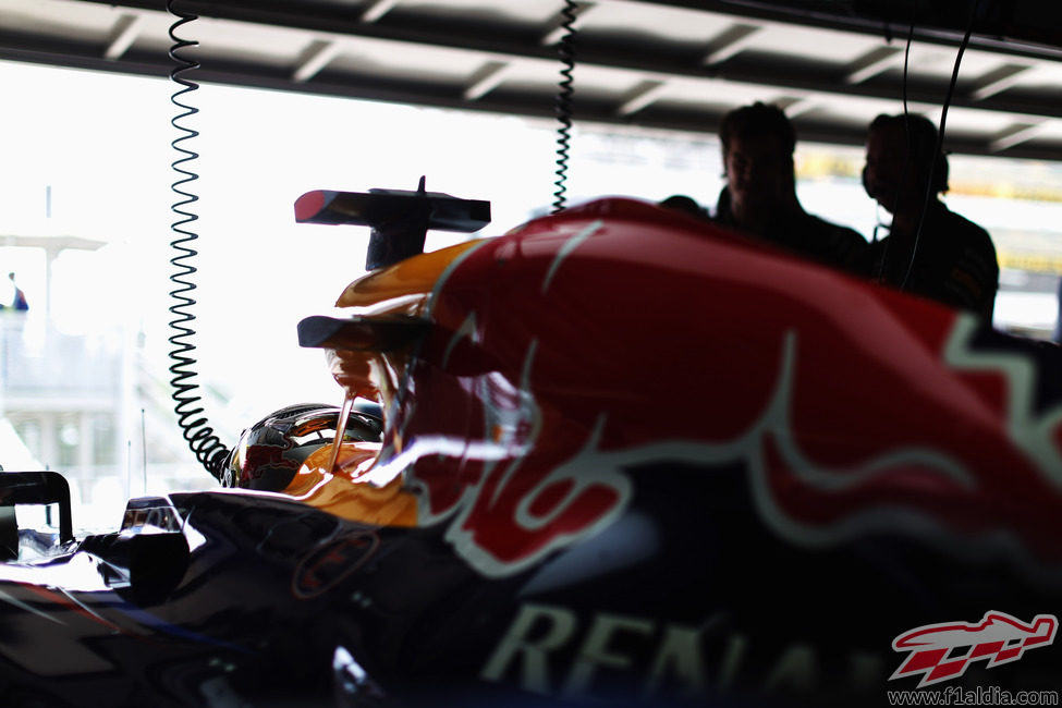 El Red Bull de Sebastian Vettel listo para salir a la clasificación