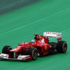Fernando Alonso se sale de pista en la carrera de Brasil