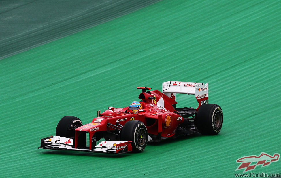 Fernando Alonso se sale de pista en la carrera de Brasil