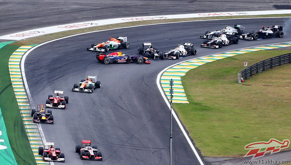 Accidente de Sebastian Vettel en la primera vuelta del GP de Brasil 2012