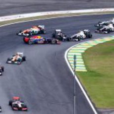 Accidente de Sebastian Vettel en la primera vuelta del GP de Brasil 2012