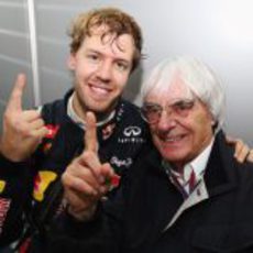 Sebastian Vettel y Bernie Ecclestone celebran el título de 2012