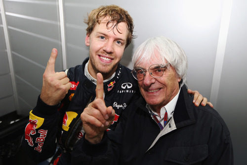 Sebastian Vettel y Bernie Ecclestone celebran el título de 2012
