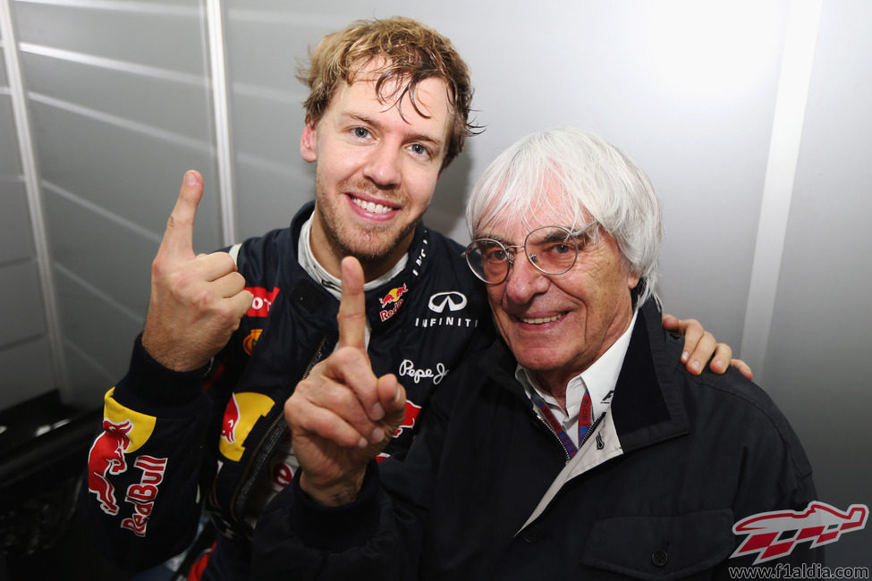 Sebastian Vettel y Bernie Ecclestone celebran el título de 2012