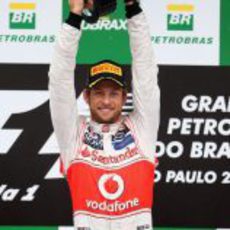 Jenson Button levanta su trofeo de ganador en el GP de Brasil 2012