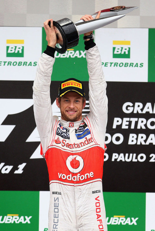 Jenson Button levanta su trofeo de ganador en el GP de Brasil 2012