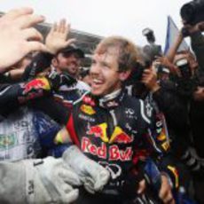 Vettel explota de felicidad al bajarse del RB8 en Brasil