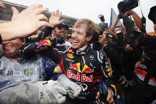 Vettel explota de felicidad al bajarse del RB8 en Brasil