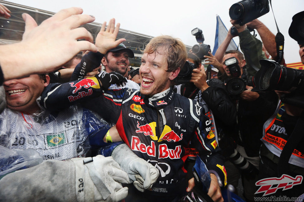 Vettel explota de felicidad al bajarse del RB8 en Brasil