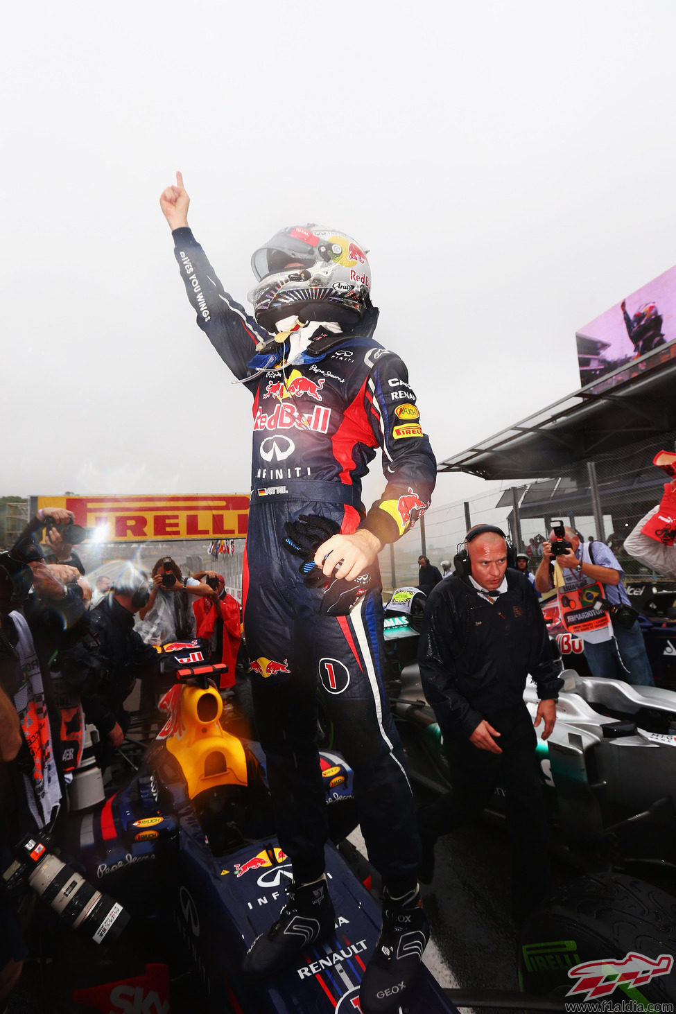 El dedo de Sebastian Vettel reina en Interlagos