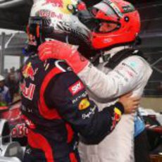 Vettel y Schumacher se abrazan tras la carrera de Brasil 2012