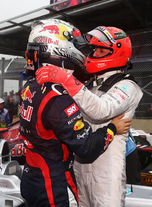 Vettel y Schumacher se abrazan tras la carrera de Brasil 2012