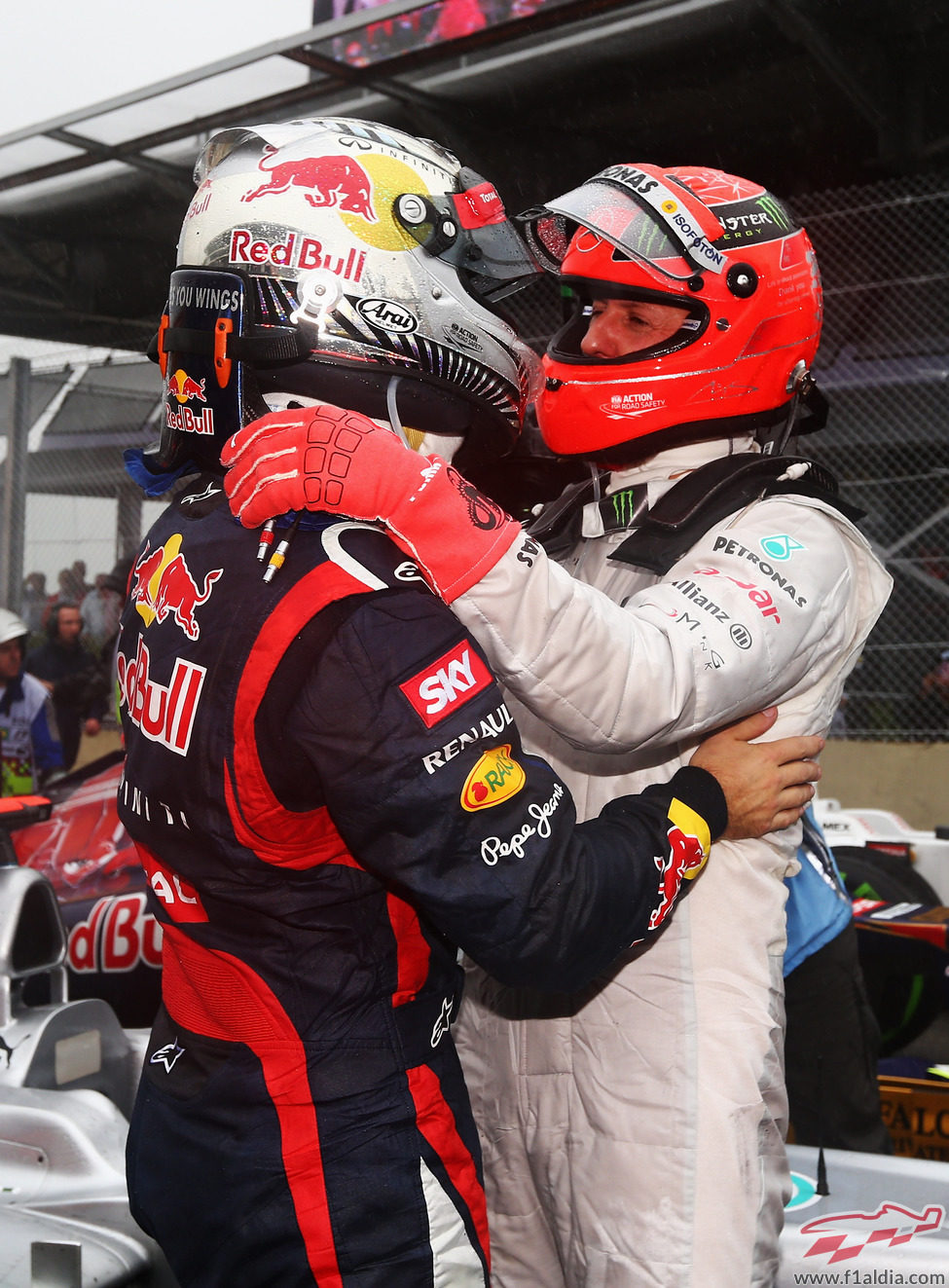 Vettel y Schumacher se abrazan tras la carrera de Brasil 2012