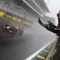 Vettel cruza la meta sexto en Brasil y gana el Mundial 2012