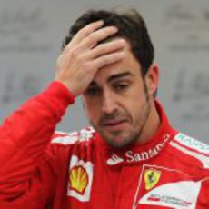 Fernando Alonso se lamenta tras la carrera de Interlagos