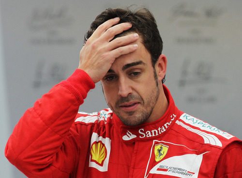 Fernando Alonso se lamenta tras la carrera de Interlagos