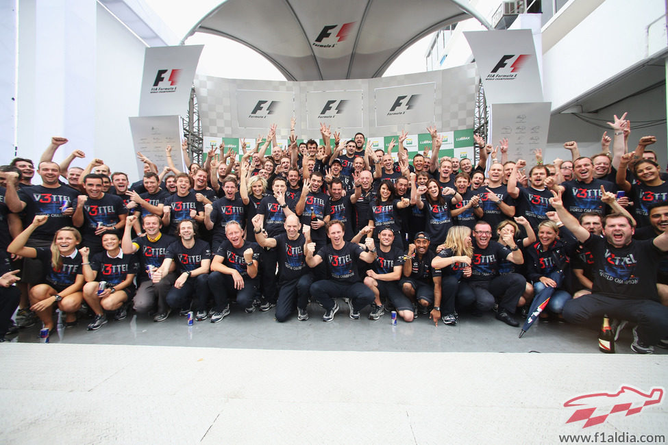 Red Bull celebra el tercer título de Sebastian Vettel en Brasil 2012