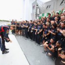 Vettel hace una reverencia ante su equipo en Brasil