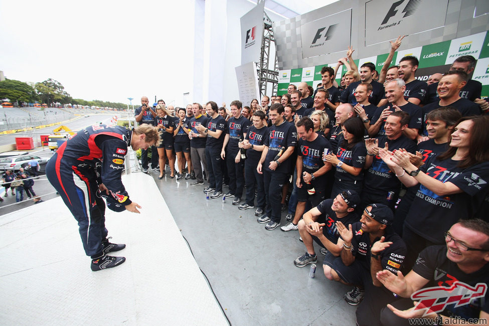Vettel hace una reverencia ante su equipo en Brasil