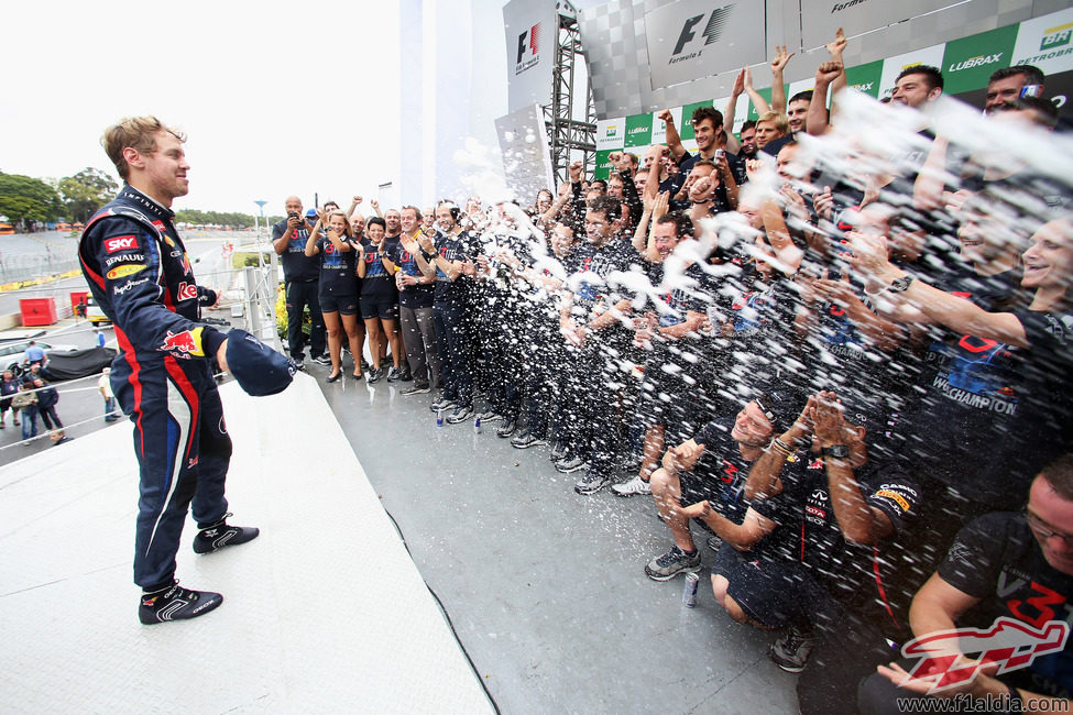 Champán y Red Bull para Vettel en Interlagos