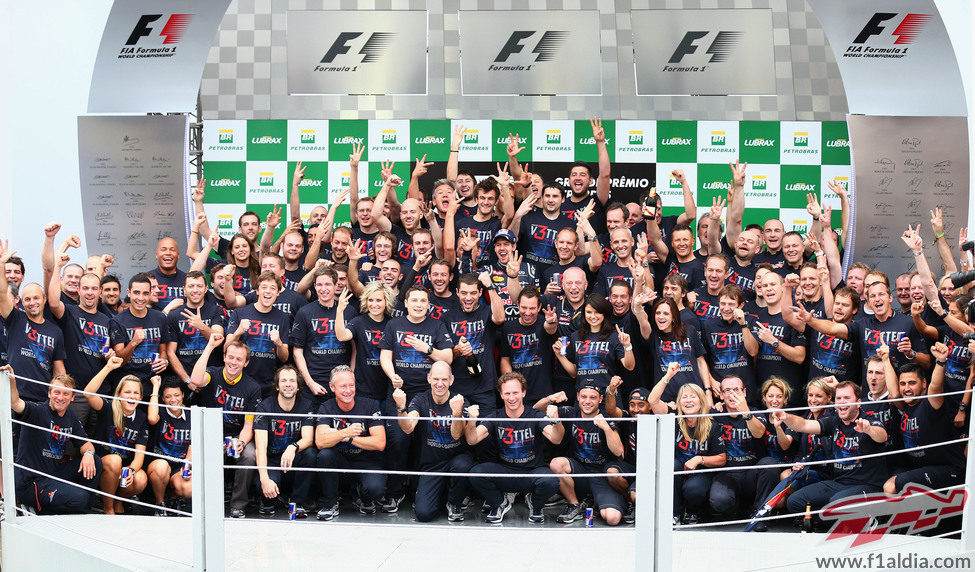 Todo el equipo Red Bull en el podio de Interlagos