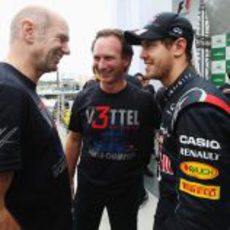 Newey, Horner y Vettel hablan en el podio de Brasil 2012