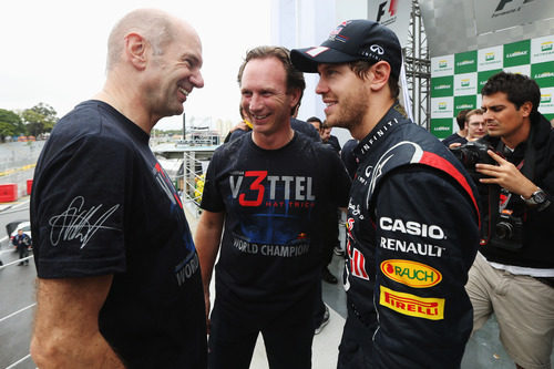 Newey, Horner y Vettel hablan en el podio de Brasil 2012