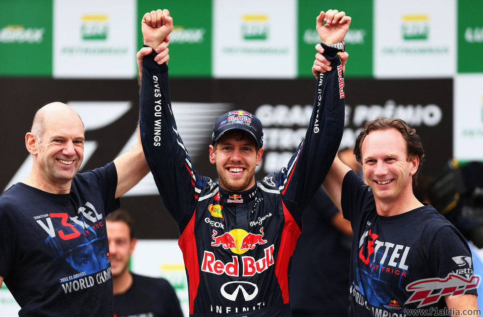 Adrian Newey, Sebastian Vettel y Christian Horner, los ganadores de 2012