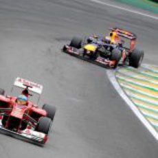 Fernando Alonso rueda por delante de Sebastian Vettel en Brasil