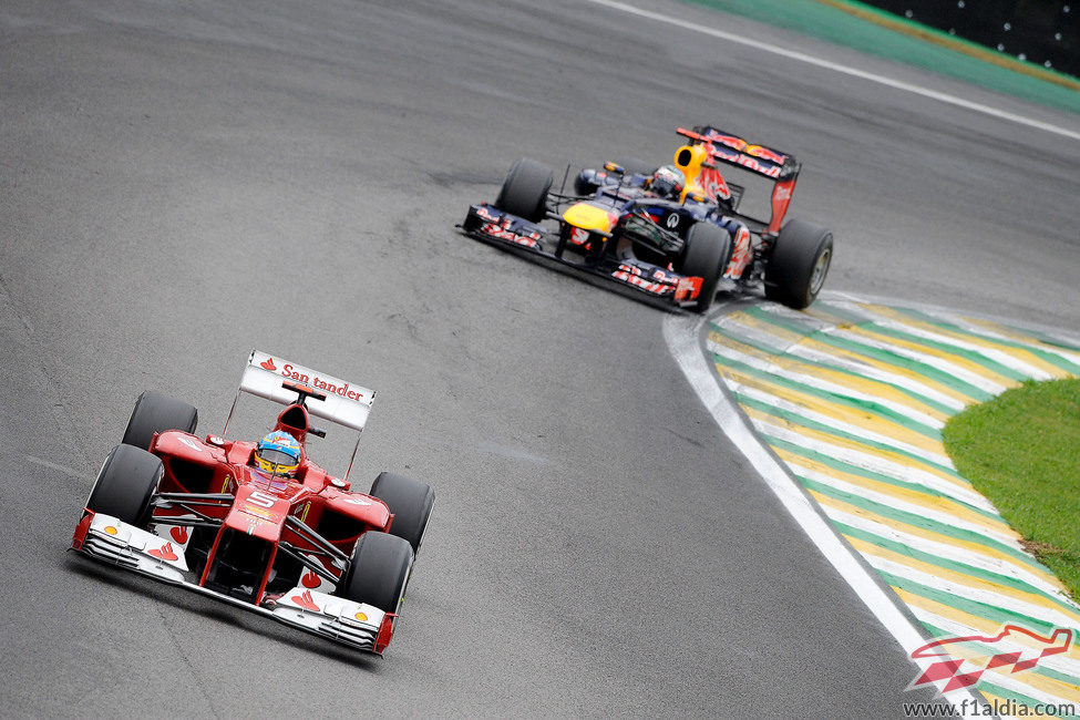 Fernando Alonso rueda por delante de Sebastian Vettel en Brasil