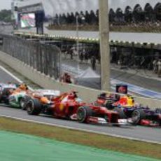 Fernando Alonso adelanta a Webber en la salida del GP de Brasil 2012