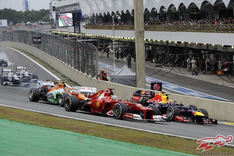 Fernando Alonso adelanta a Webber en la salida del GP de Brasil 2012