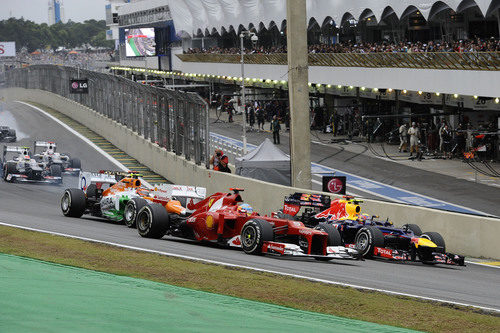 Fernando Alonso adelanta a Webber en la salida del GP de Brasil 2012