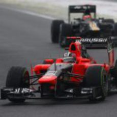 Timo Glock rueda por delante de un Caterham en Interlagos
