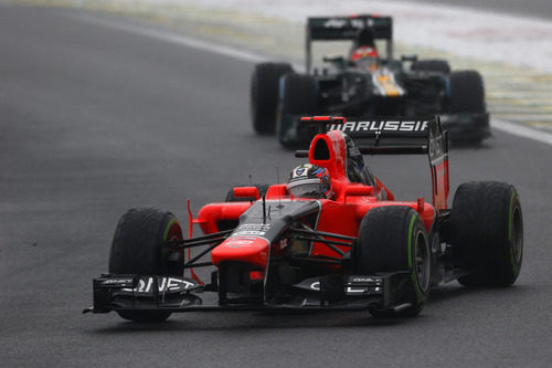 Timo Glock rueda por delante de un Caterham en Interlagos