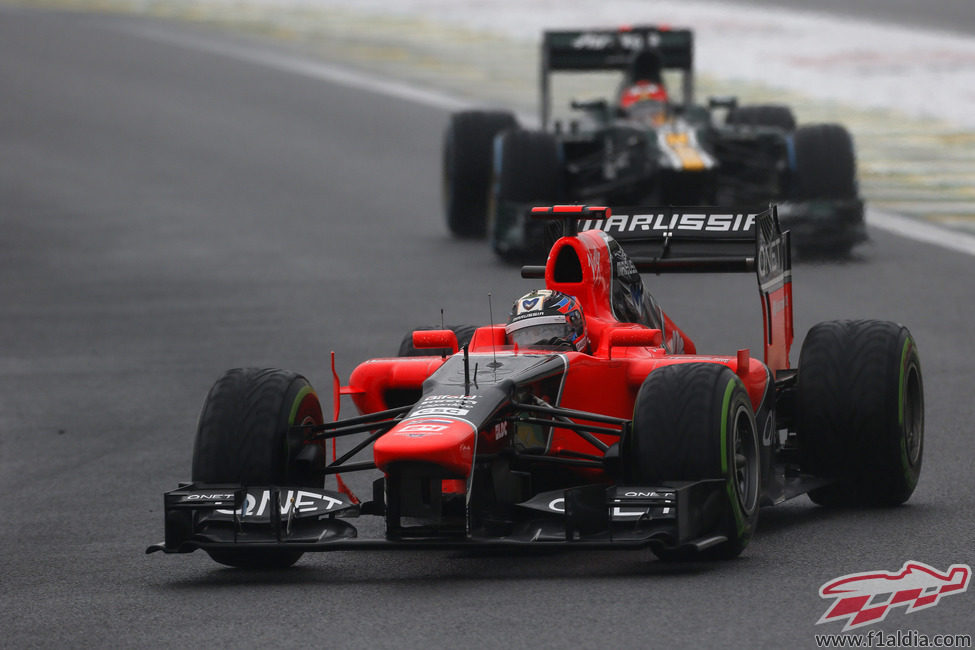 Timo Glock rueda por delante de un Caterham en Interlagos