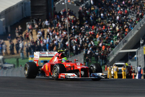 Felipe Massa rueda delante de todos los aficionados texanos