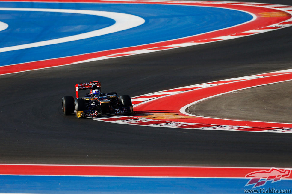 Daniel Ricciardo pasa las curvas entrelazadas de Austin